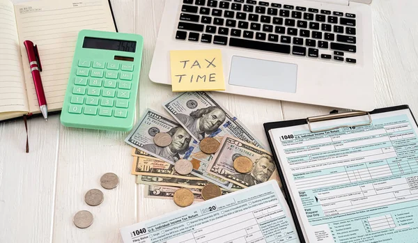 Tafel Liggen Belastingformulieren 1040 Met Dollars Munten Rekenmachine Notitieboekje Pen — Stockfoto