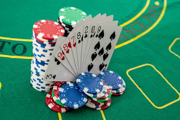 Yeşil Bir Poker Masasında Renkli Çipler Üst Üste Kartlar Var — Stok fotoğraf