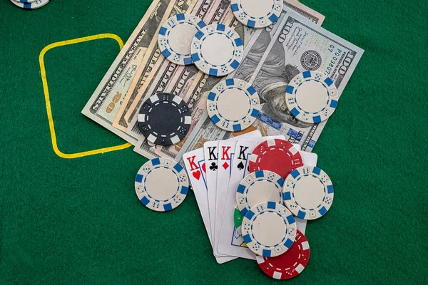 Στο Τραπέζι Του Πόκερ Παίζουν Χρωματιστά Τσιπ Ένα Πάνω Στο — Φωτογραφία Αρχείου