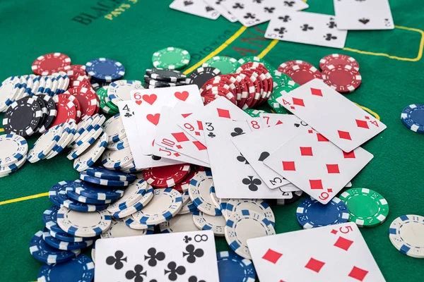 Στο Τραπέζι Του Πράσινου Πόκερ Παίζουν Χαρτιά Και Πολλά Χρωματιστά — Φωτογραφία Αρχείου
