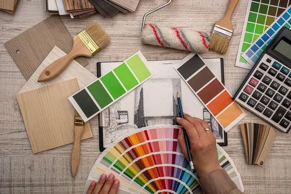 Hand Van Interieurontwerper Selecteert Een Kleur Uit Het Palet Renovatieconcept — Stockfoto