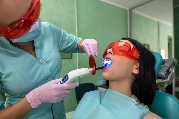 Junge Frau Sitzt Zahnarztstuhl Und Macht Bleaching Verfahren Unter Ärztlicher — Stockfoto