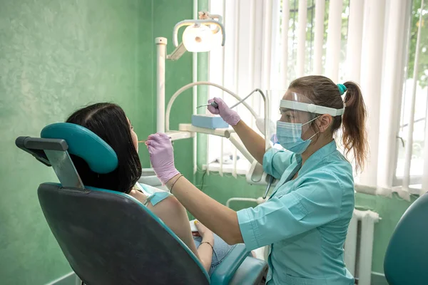 Kvindelige Tandlæge Hænder Undersøger Patientens Mund Tandklinik - Stock-foto
