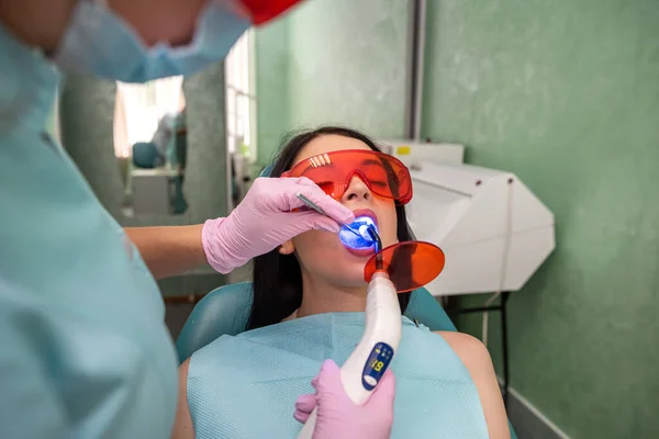 Woman Dentistry Making Whitening Procedure Stomatologist — Stock Photo, Image
