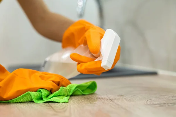 Mujer Con Guantes Amarillos Limpia Superficie Pie Cocina Servicios Limpieza — Foto de Stock