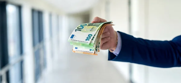 Empresario Traje Dando Dinero Euros Concepto Financiación Salario Soborno — Foto de Stock
