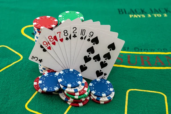 Cartas Desdobradas Ficar Uma Pilha Fichas Coloridas Uma Mesa Poker — Fotografia de Stock