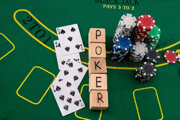 Dados Madeira Que Escreve Cartas Poker Fichas Colocadas Uma Mesa — Fotografia de Stock