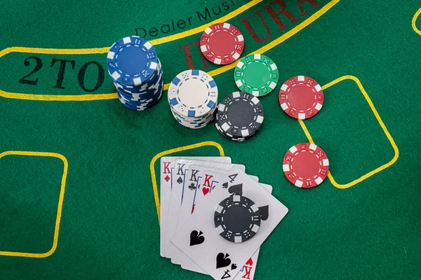 Chips Παιχνιδιού Και Ευχάριστες Κάρτες Για Στοιχήματα Τυχερά Παιχνίδια Καζίνο — Φωτογραφία Αρχείου