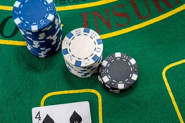 ポーカーをプレイするためのチップとカードはテーブル カジノにあります ゲームのコンセプト — ストック写真