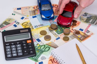 euro Bono, not defteri ve kalem ile iki araba