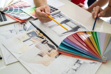 Daire çizimi ve renk kalıbıyla çalışan tasarımcılar