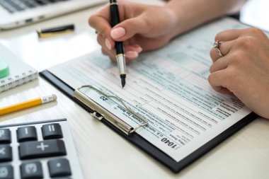 İnsan eli 1040 vergi formuna yakın. Vergilendirme kavramı