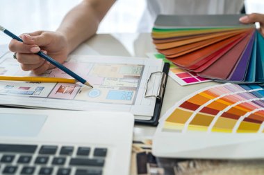 Yeni bir projenin renkleri hakkında konuşmak. Elleri olan tasarımcının işyeri