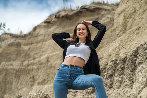 Menina Desportiva Cima Jeans Posando Verão Uma Pedreira Montanha Arenosa — Fotografia de Stock