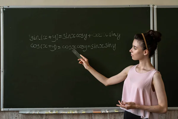 Kvinnlig Student Som Skriver Svarta Tavlan Och Fullbordar Matematiska Ekvationer — Stockfoto