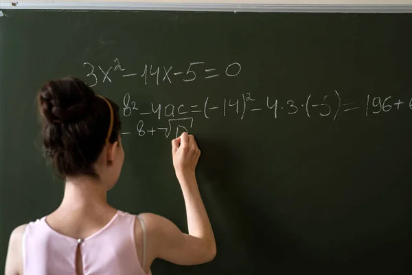 Kvinnlig Student Som Skriver Svarta Tavlan Och Fullbordar Matematiska Ekvationer — Stockfoto