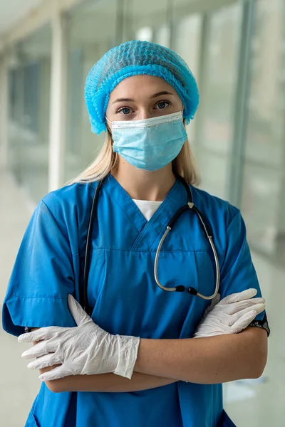 Junge Schöne Krankenschwester Die Mit Einheitlichen Maskenhandschuhen Auf Dem Flur — Stockfoto