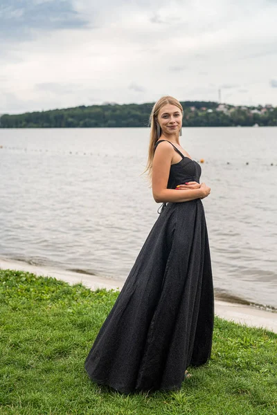 Beautiful Blonde Girl Black Elegant Fashionable Dress Stand Lake Relax — Stock Photo, Image