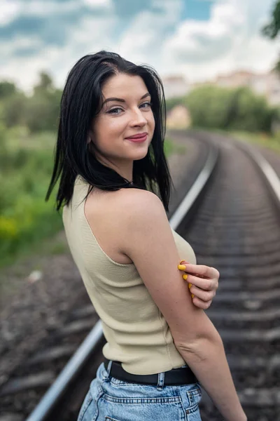 Bastante Joven Mujer Está Pie Cerca Las Vías Del Tren —  Fotos de Stock