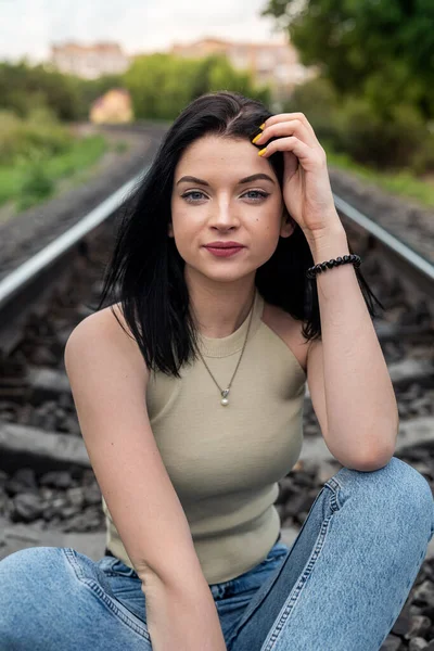 Retrato Bela Jovem Mulher Pano Verão Posando Perto Ferrovia Viagem — Fotografia de Stock