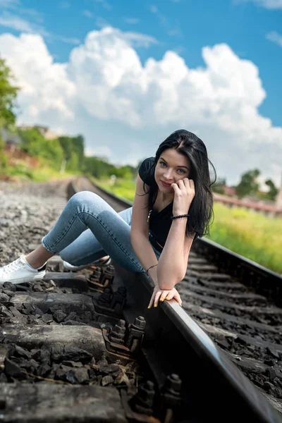 Mulher Andar Nas Trilhas Ferroviárias Viagem Verão Estilo Vida — Fotografia de Stock