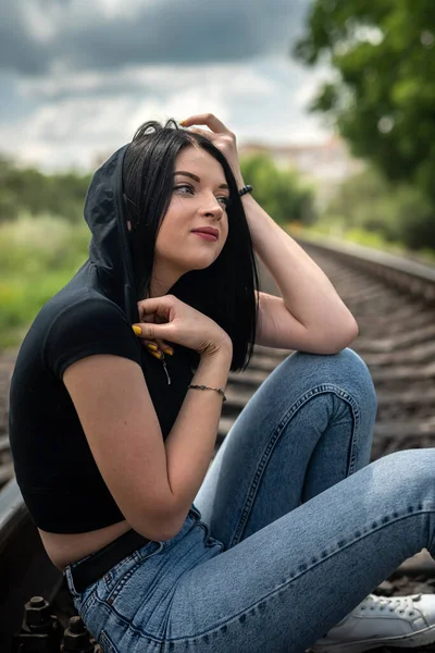 Genç Güzel Bayan Yazın Doğada Tren Raylarında Iyi Eğlenceler — Stok fotoğraf