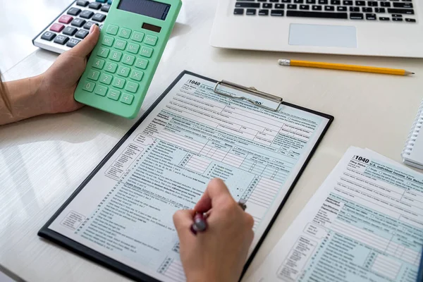 Hembra Manos Llenando 1040 Formulario Impuestos Individuales Cerca —  Fotos de Stock