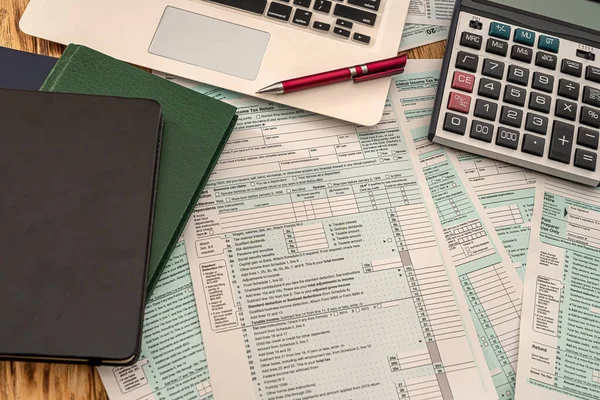 Uma Mesa Madeira São Formas Fiscais 1040 Calculadora Notebooks Caneta — Fotografia de Stock