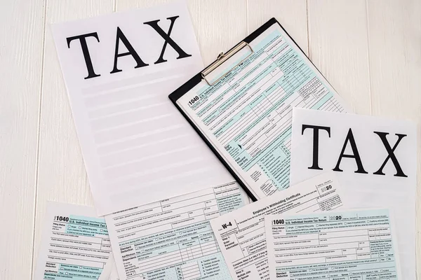 Formularios Impuestos Estadounidenses Están Dispuestos Una Mesa Lado Cual Hay —  Fotos de Stock