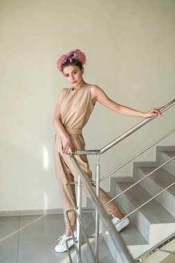 Binanın içindeki merdivenlerde poz veren genç bayan.