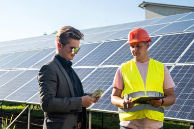 İşçi ve müşteri arasında güneş panelleri kurulum sayısı