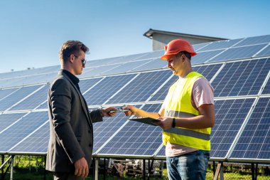 Ustabaşı, güneş panelleri montajından sonra bir işadamından bir dolar maaş alıyor.