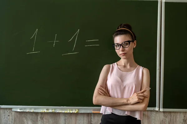 Junge Grundschullehrerin Auf Tafel Eins Eins Geschrieben Pädagogisches Konzept — Stockfoto