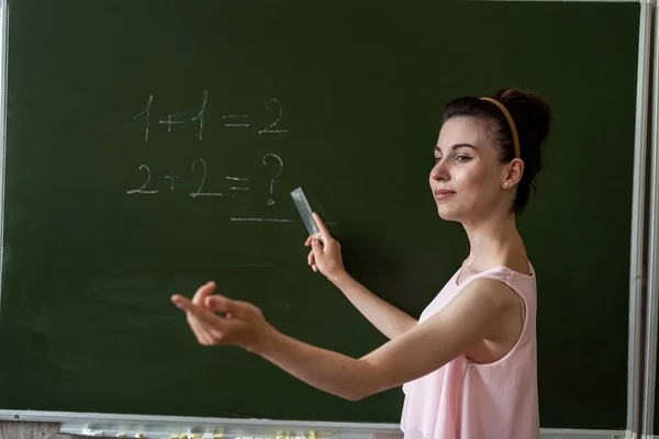 Basisleraar Geschreven Schoolbord Één Voeg Één Toe Basisschool — Stockfoto