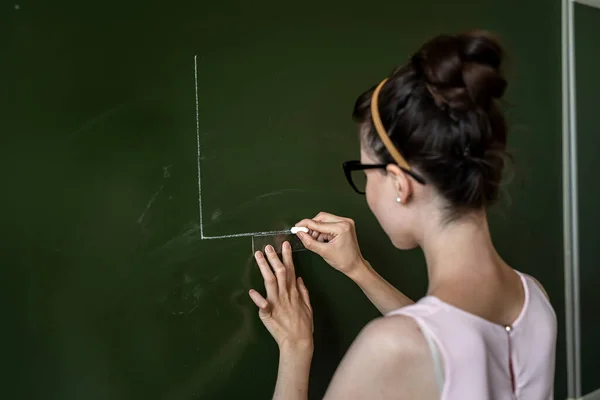 Általános Iskolai Tanár Közelében Táblán Rajzol Egy Háromszög — Stock Fotó