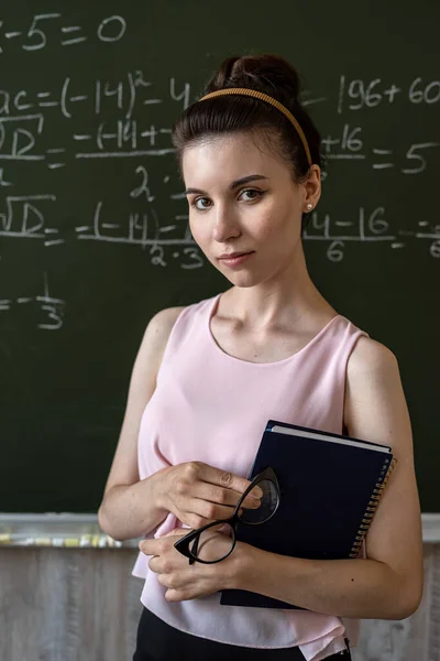 Schoolmeisje Schrijven Middelbare School Wiskunde Formule Met Krijt Schoolbord Wiskunde — Stockfoto
