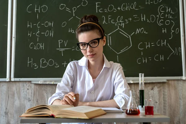Wissenschaftlerin Mit Brille Laborkittel Sucht Klassenzimmer Vor Der Tafel Nach — Stockfoto