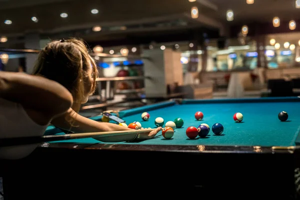 Mulher Feliz Passar Tempo Livre Pub Jogando Snooker Estilo Vida — Fotografia de Stock