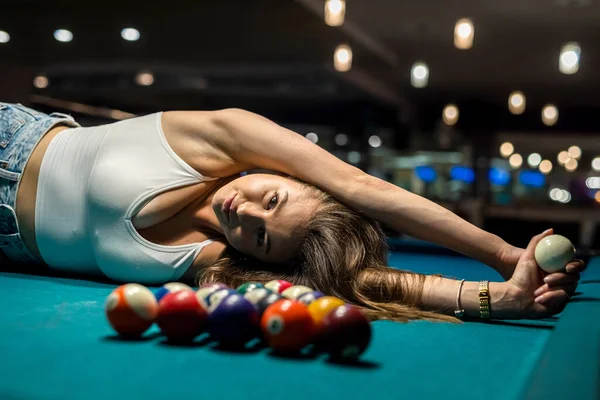 Kvinna Svart Klänning Nära Bollar Ligger Snooker Bord Slappna Med — Stockfoto