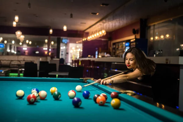 Beautiful Brunette Casual Cloth Shoot Snooker Game Concept — Stockfoto