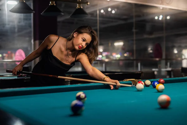 Jolie Femme Passe Temps Libre Jouer Billard Snooker Pub Concept — Photo