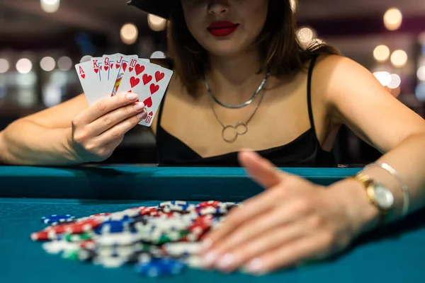 Mladá Atraktivní Žena Hraje Poker Stolu Hromadami Žetonů Karet Oslava — Stock fotografie