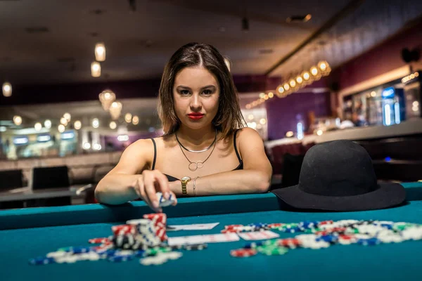 Красивая Женщина Вечернем Черном Платье Играет Покер Казино Принимает Ставки — стоковое фото