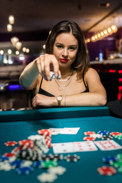 Lycklig Vacker Kvinna Spelar Poker Vid Grönt Kasino Bord Spelkoncept — Stockfoto