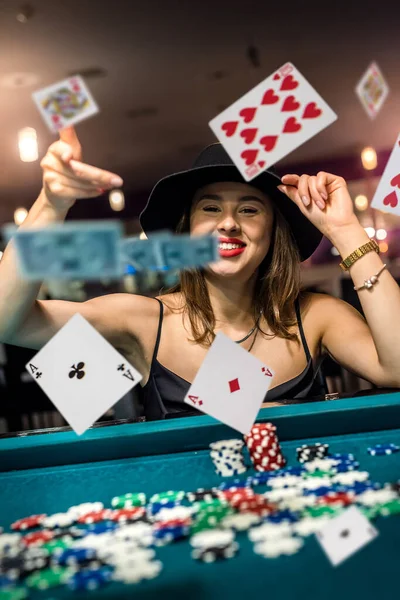 Vacker Ung Kvinna Elegant Blck Klänning Spelande Casino Grönt Bord — Stockfoto