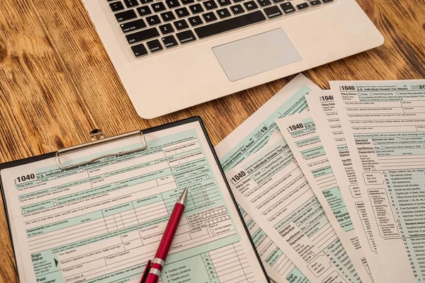 Een Houten Tafel Zijn Belastingformulieren 1040 Rekenmachine Laptop Pen Notitieboekjes — Stockfoto