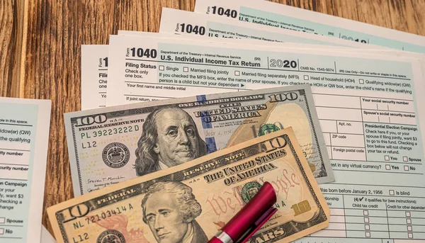 新しい米国1040税用紙には ドル紙幣と赤いペンがあります ドキュメントの概念 — ストック写真