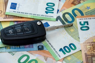 siyah araba anahtarı Avro parasının üzerinde, arka plan olarak, araba sigortası olarak. satış öncesi kira