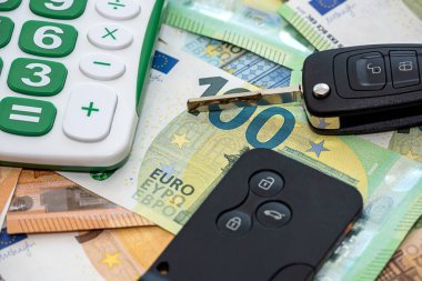 Siyah araba anahtarları Euro banknotlarının üzerinde, Varlık. auto kira satışı veya sigorta kavramı
